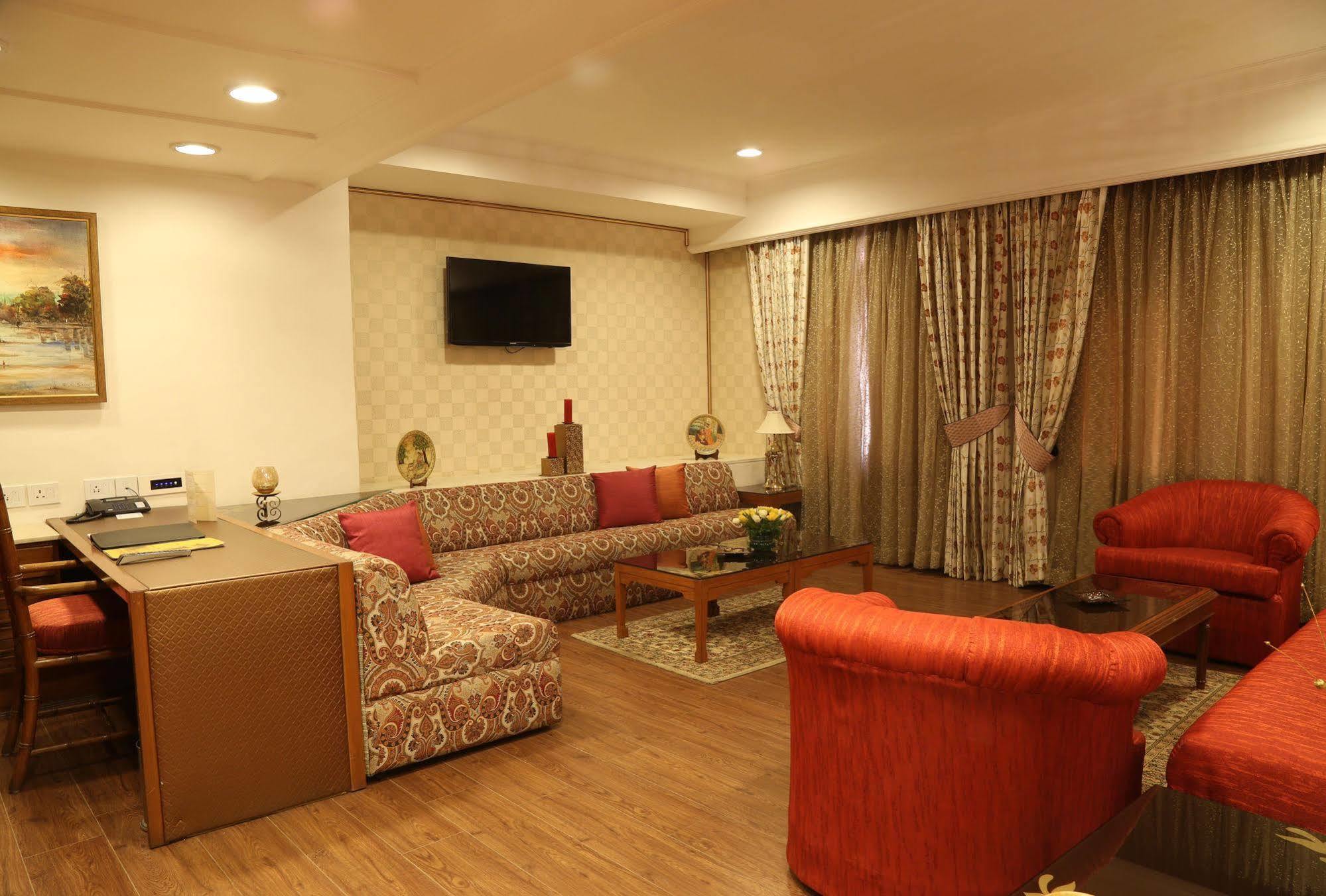 The Ashok, Hotel 5*